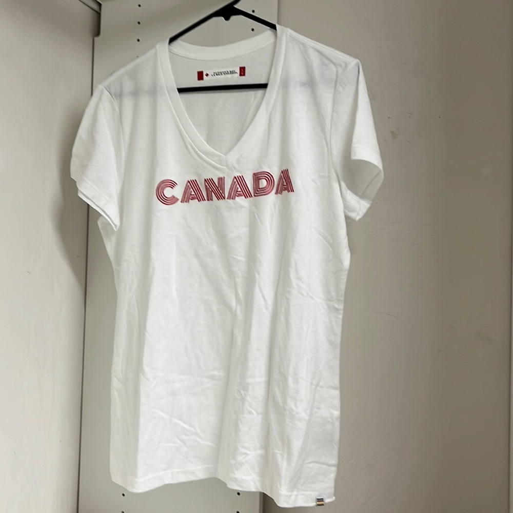 NWOT! Hudson’s Bay Canada 🇨🇦 Tshirt. Sz L